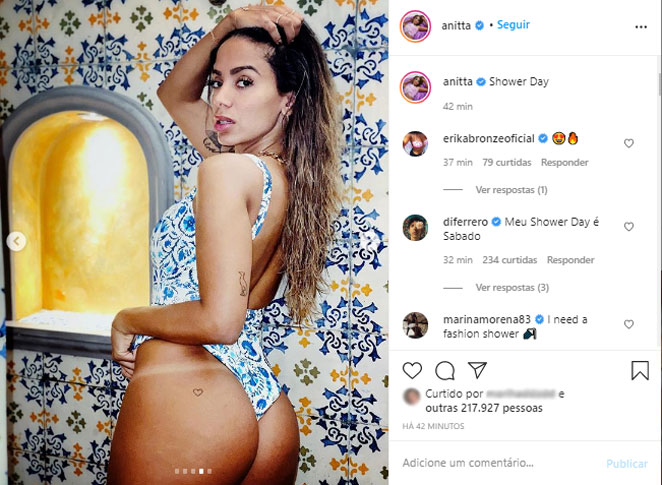 Anitta exibe a marquinha de biquíni 