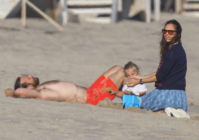 Jennifer Garner e Bradley Cooper são vistos juntos em passeio na praia
