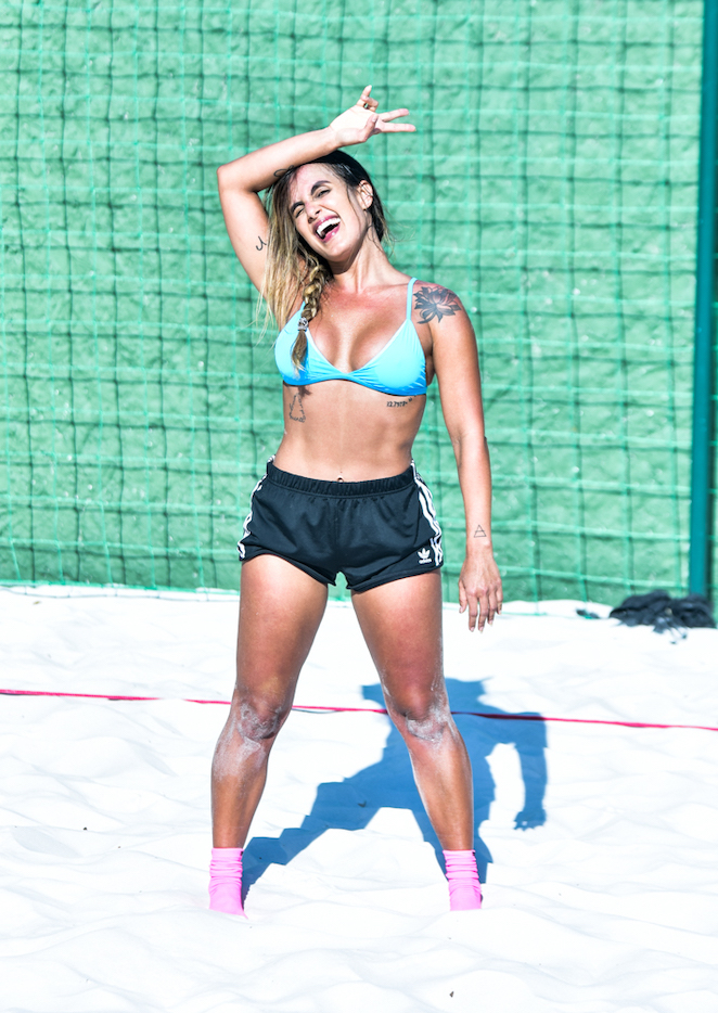 Carol Peixinho fez brincadeira para as câmeras do fotógrafo