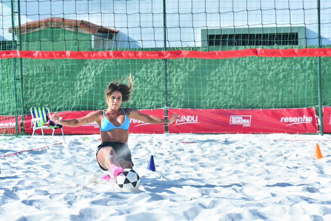 Carol Peixinho mostrou habilidade nas aulas de futvôlei