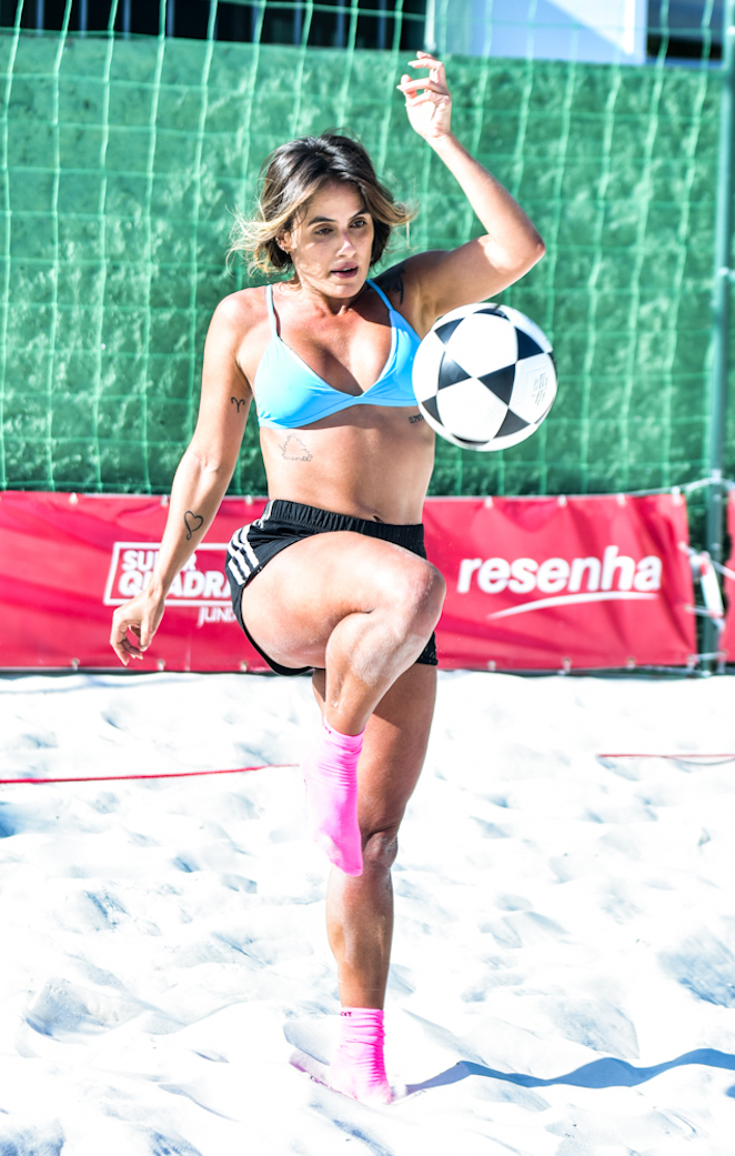 Carol Peixinho mostrou uma barriga sequinha e pernas torneadas