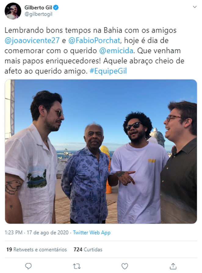 O baiano Gilberto GIl escolheu uma foto entre amigos para dar os parabéns ao rapper
