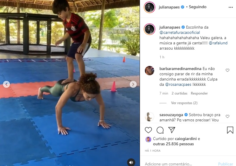 Juliana Paes faz exercícios com a companhia do filho Antônio