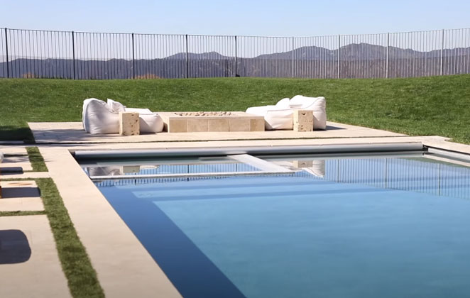 Piscina e vista da casa da empresária