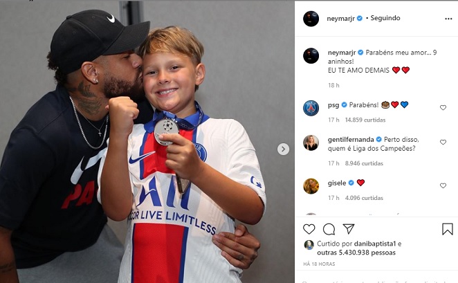 Neymar parabeniza filho nas redes sociais