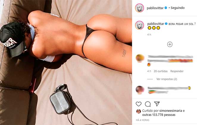 Pabllo Vittar exibiu seu bumbum volumoso no Instagram ao posa de calcinha fio dental tomando sol