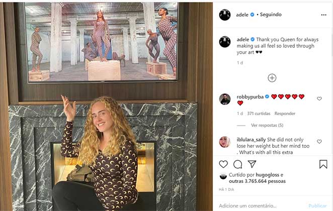 Adele posta imagem mostrando ser fã de Beyoncé