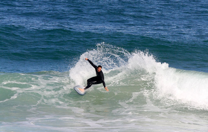 Romulo Arantes Neto curte dia de surfe