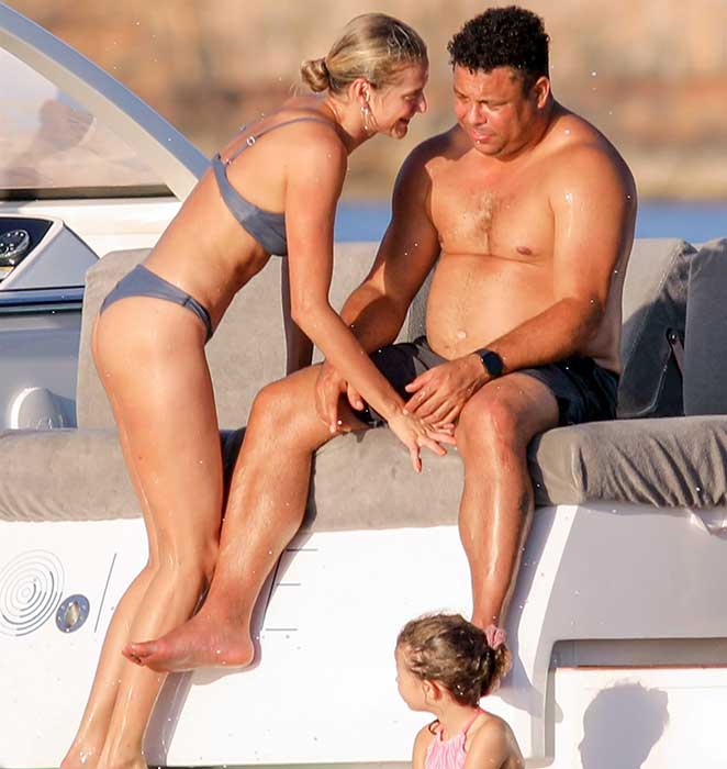 Ronaldo e Celina Locks passeaim de barco na Espanha