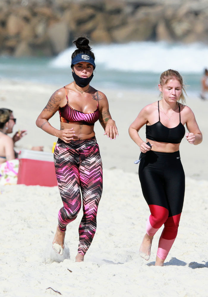 Aline Riscado treina boxe em praia OFuxico