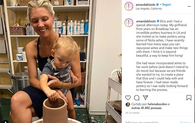 Com o filho, Amanda Kloots faz vaso de cerâmica com as cinzas de Nick Cordero