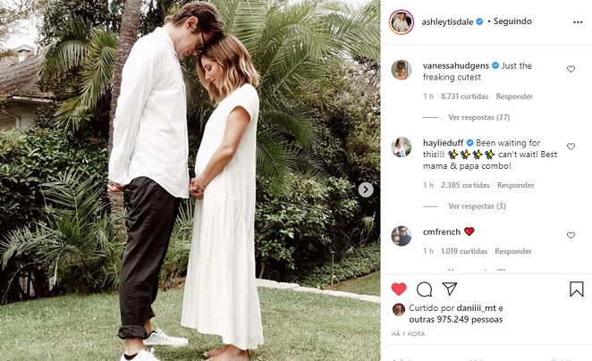Ashley Tisdale posa com o marido e anuncia primeira gravidez