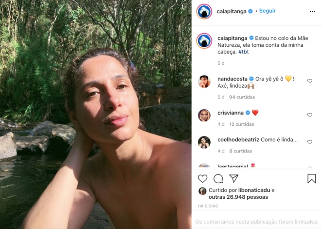 Camila Pitanga posa na beira do rio