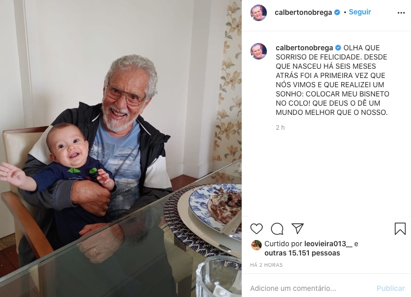 Carlos Alberto de Nóbrega conhece bisneto e posa para clique