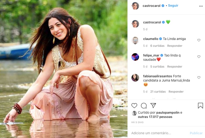 Carol Castro posa dentro do rio