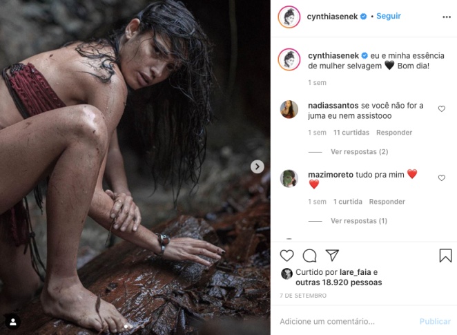 Cynthia Senek posa em contato com a terra molhada