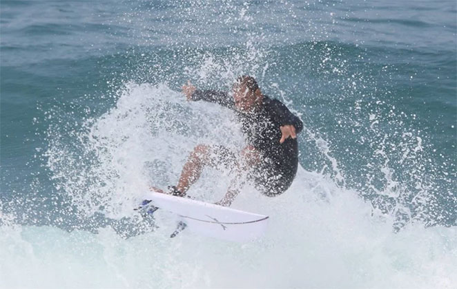 Diogo Nogueira surfa após vencer o coronavírus