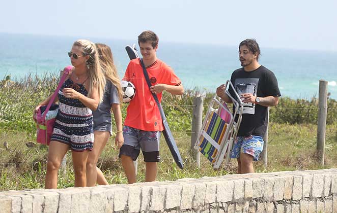 Douglas Sampaio curte praia com os amigos no Rio de Janeiro