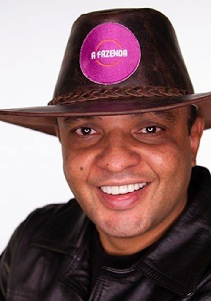 Fernandinho Beatbox tem 45 anos. É Músico e produtor cultural, nasceu em Taboão da Serra (SP) e mora em São Paulo