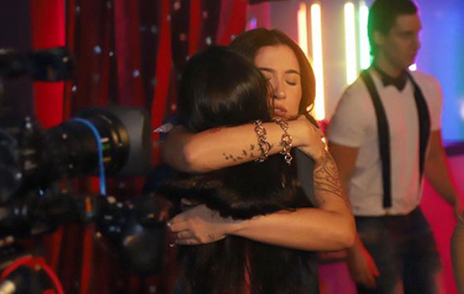 Flayslane abraça Bianca Andrade, sua amiga conquistada no confinamento
