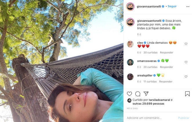 Giovanna Antonelli descansa embaixo de árvore que ela mesma plantou