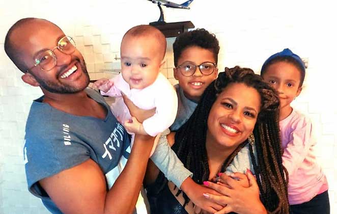 Família reunida e feliz, depois de momentos tensos cuidando da saúde de Jana