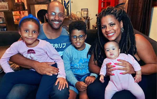 Janaína do Mar em paz, com a família, em casa
