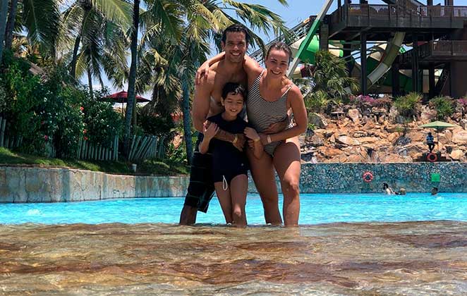 Juliana Silveira se divertiu com a família no Beach Park