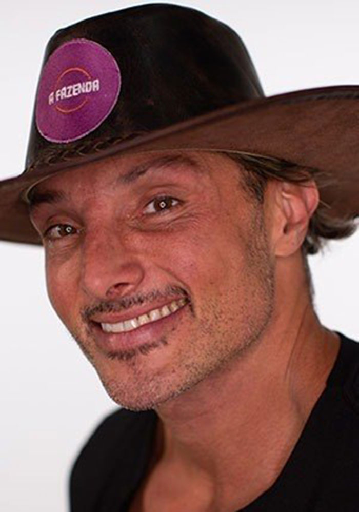 Juliano Ceglia tem 42 anos, é Apresentador e Jornalista. Nasceu e mora em São Paulo, Capital