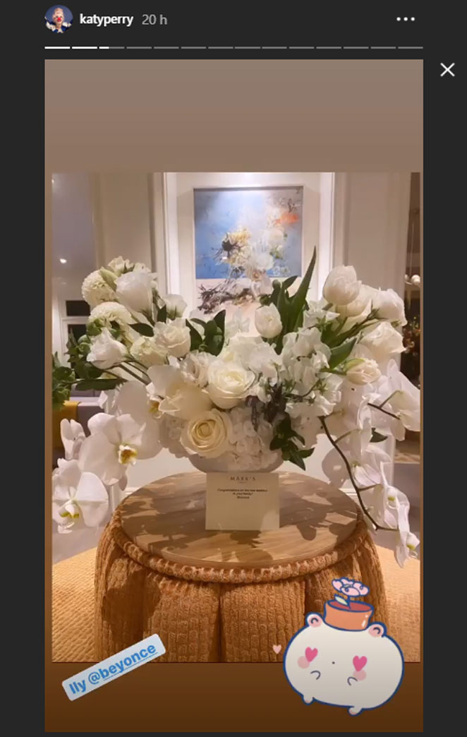 Katy Perry mostra buquê de flores brancas dado de presente a ela por Beyoncé