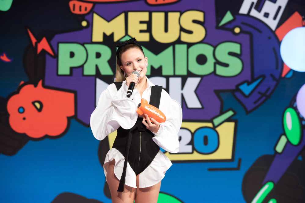 Larissa Manoela chamou atenção pelo figurino. Ela seu bem pelo filme Modo Avião, da Netflix