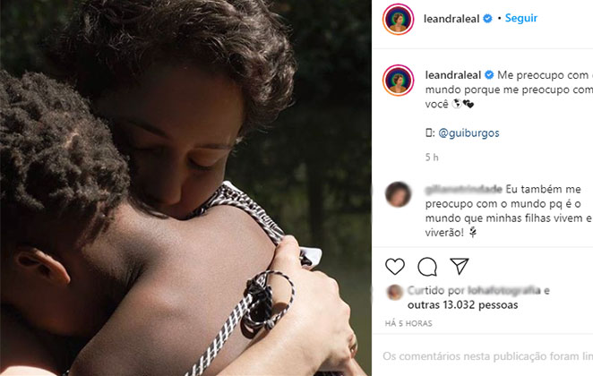 Atriz com a filha Julia no colo