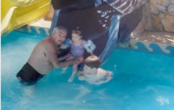 Lu, pequenininha, aproveitando o vovô Chico Anysio