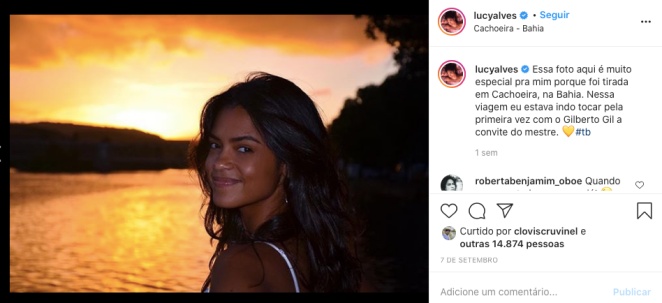 Lucy Alves admira o pôr-do-sol