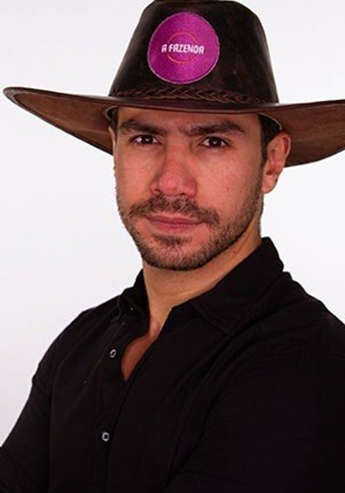 Mariano tem 33 anos. Ele é Cantor e Empresário, nasceu em Campo Grande, no Mato Grosso do Sul e atualmente mora em São Paulo