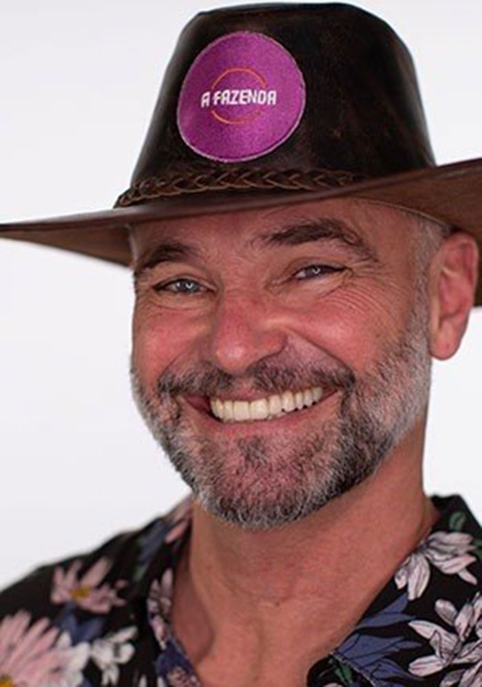 Mateus Carrieri tem 53 anos, é Ator e Professor de Educação Física. Nasceu e mora em São Paulo