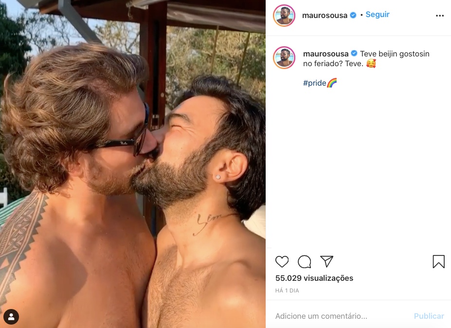 Mauro Sousa posa com marido