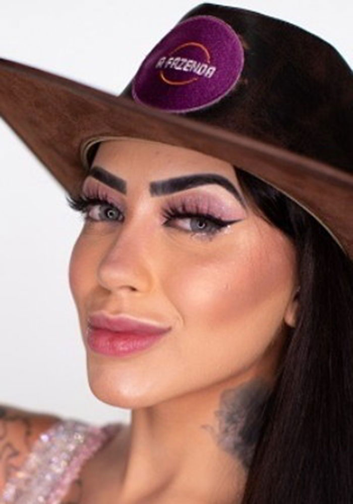 MC Mirella tem 22 anos, é Cantora e Digital Influencer. Nasceu em São Caetano do Sul, no ABC Paulista e mora atualmente em São Paulo, Capital