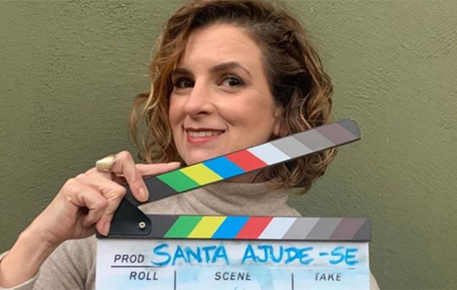 A apresentadora no comando da atração, de sua casa