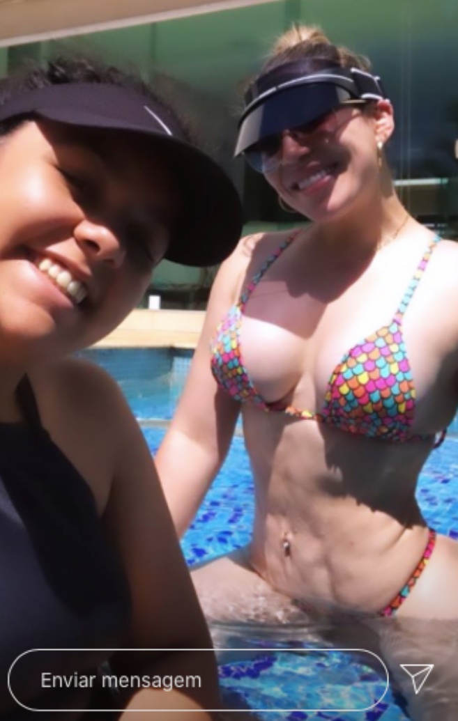 Naiara Azevedo exibe barriga trincada em clique na piscina