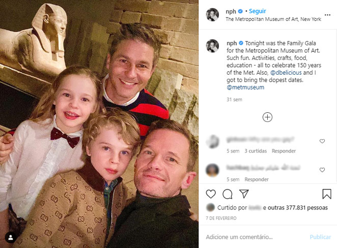 Neil Patrick Harris com o marido e os filhos