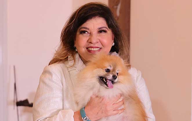 A cantora fez questão de posar ao lado de Severino, seu cachorrinho de estimação