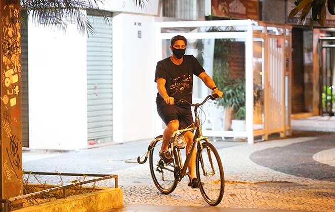 Ator foi embora de bicicleta