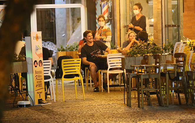 Romulo Arantes Neto curte jantar com os amigos