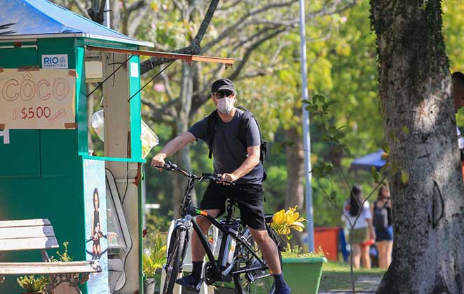 Selton Mello passeia de bicicleta no Rio de Janeiro