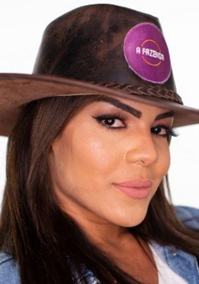 Tays Reis tem 25 anos, é Cantora, ex-vocalista da Banda Vingadora e compositora. Nasceu em Ilhéus (BA) e atualmente mora em Salvador, também na Bahia