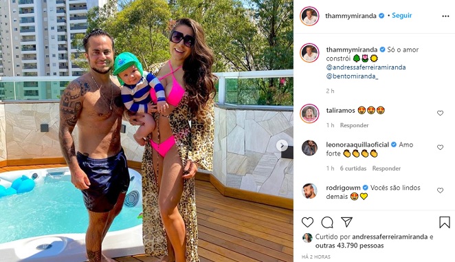 Thammy Miranda encanta a web ao compartilhar foto com a esposa Andressa Ferreira e o filho Bento, de sete meses