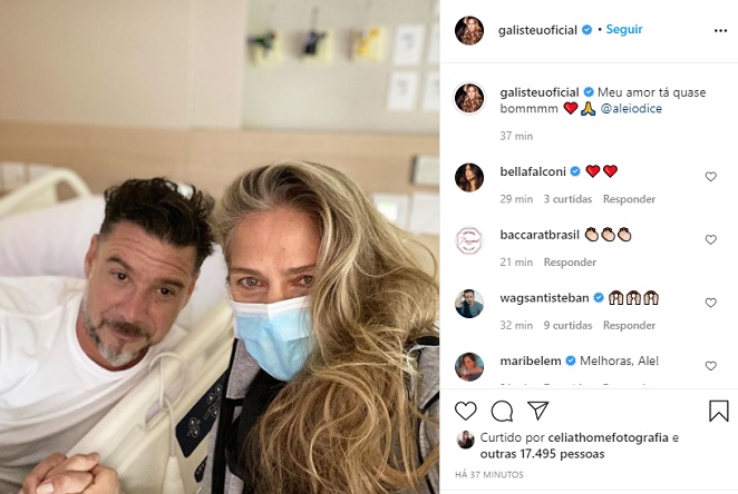 Adriane Galisteu posa com o marido no hospital