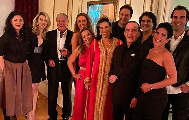 Amigos celebram com a aniversariante da noite, em jantar seleto