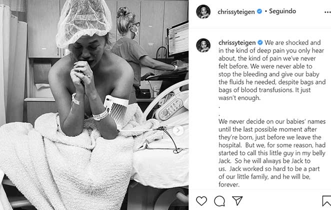 Chrissy Teigen tem crise de choro, após saber que o filho que esperava morreu